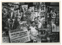 1991-3192 Temidden van hun waren poseert de familie Visser voor de fotograaf in hun souvenirwinkel aan de ...