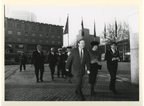 1991-3246 Geflankeerd door burgemeester Peper en Commissaris van de Koningin Schelto Patijn is koningin Beatrix op weg ...
