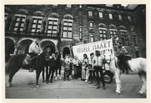 1992-1021 Leden van ponyclub 't Hoefijzertje protesteren tijdens de nieuwjaarsreceptie voor het stadhuis tegen het ...