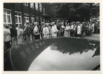 1992-1141-1 Een lange rij van mensen die aan de achterzijde van het GGD-kantoor aan de Schiedamsedijk staan, wachten op ...
