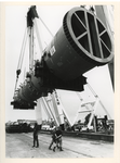 1992-1496 Een kraan van Smit Tak laad een enorme kolenvergasser van 530 ton op een ponton. De vergasser is bij de ...