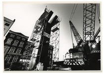 1993-3071 Aan de Binnenhaven, nabij het Poortgebouw, wordt het beweegbare deel van een nieuwe Binnehavenbrug geassembleerd.