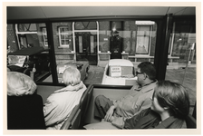 1993-3148 Een groep Rotterdamse raadsleden brengt een werkbezoek aan het Noordereiland in een bus en kijken naar de ...