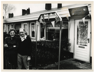 1993-3168 De renovatie van nooddorp Landzicht (Zestienhoven) is gereed, hetgeen samenvalt met het 50-jarig huwelijk en ...