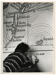1993-3343 Hotel New York. Een schilder legt de laatste hand aan een grote landkaart als decoratie in een zaal van Hotel ...