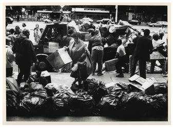 1993-3362 Protest tegen vuilnisophalers. Bewoners uit verschillende wijken in Rotterdam deponeren hun huisvuil op de ...