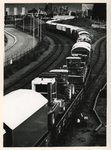 1993-3537 Aankomst circustrein. Op het rangeerterrein bij de 2e Rosestraat arriveert een trein met het met materiaal ...