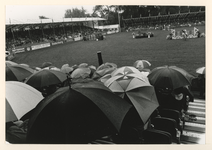1993-3553 Overzicht van het parcours van het Concours Hippique International Officiel (C.H.I.O.) in de regen.