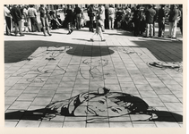 1993-3569 Kunst op straat. Om de kunst dichter naar de jeugd te brengen is een straatschildering van de kunstenaar ...