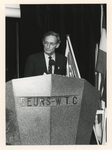 1993-3824 Onderscheiding voor de heer H. Horsting. In het World Trade Centre (WTC) houdt de heer Hans Horsting een ...