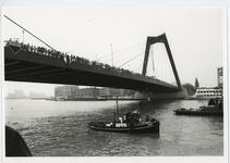 1994-1763 Sloop van spoorbruggen. Publiek kijkt vanaf de Willemsbrug naar het begin van de sloop van de oude spoorbrug ...