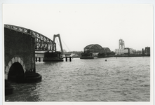 1994-1769 Sloop van spoorbruggen. Het eerste deel van de te slopen spoorbrug over de Nieuwe Maas is verwijderd.