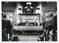 1994-1778 Oprichting Ecis. Burgemeester Peper met links de heer Umberto Agnelli, maakt in het stadhuis de oprichting ...