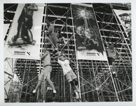 1994-2073 Kunstenaars voor Davis Cup. Beeldend kunstenaars hebben een aantal spandoeken beschilderd en opgehangen ...