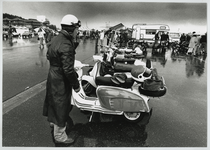 1994-2120 Lustrumviering Federatie Historische Automobiel- en Motorfietsclubs (FEHAC mobiel) op de Mullerpier. Op een ...