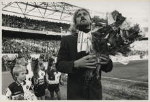 1994-2310 Feyenoord-voetballer John de Wolf neemt afscheid om zijn carrière in Engeland voort te kunnen zetten.