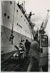 1994-2316 Proviandering door vrijwilligers van de bemanning van het visserschip Anatoli Khalin.