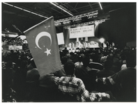 1995-1011 Turks feest in Ahoy'. Zo'n 8000 Turkse feestgangers kijken in Ahoy' naar zang- dans en vechtsportdemonstraties.