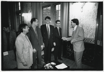 1995-1024 Installatie Politieke Adviesraad. Tijdens een bijeenkomst in het Stadhuis installeert wethouder Kombrink de ...