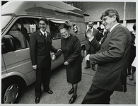 1995-1079 Nieuwe bus voor Leger des Heils. Burgemeester Peper heeft zojuist de sleutels van de nieuwe Soepbus ...