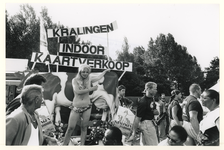 1995-1306 Zomercarnaval. Een vrolijk gezelschap trekt door de stad bij het Rotterdamse Zomercarnaval.