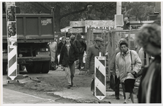 1995-1325 Bouwwerkzaamheden op de Coolsingel. De straat ligt open vanwege de reconstructie van het Beursplein.