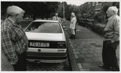 1995-1349 Vervuiling in Hoogvliet door ongeluk. Bewoners van Hoogvliet staan bij hun auto's en bespreken de gevolgen ...