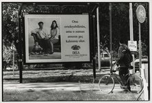 1995-1353 Advertentiecampagne voor Turkse migranten. Een uitvaartverzekeringsmaatschappij heeft een reclamebord ...