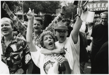 1995-1354 Protest tegen horecabeleid. Eigenaren en bezoekers van horecagelegenheden protesteren tegen het gemeentebeleid.