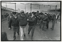 1995-1567 De politie arresteert op het Centraal Station een aantal demonstranten die een fascistische groepering wilde ...