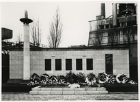 1996-813 Onthulling van een monument op het terrein van de Rotterdamsch Lloyd ter nagedachtenis aan alle omgekomen ...
