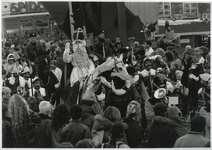 1996-2742 Sinterklaas weer in het land. Onder politiebegeleiding vertrekt de Sint vanaf de Leuvehaven.