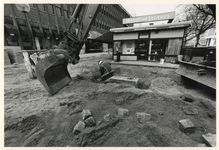 1996-872 Opknapbeurt Coolsingel. Voor het gebouw van de AMRO-bank wordt het trottoir vernieuwd.