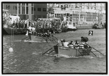 2000-892 Roeisloepwedstrijden in de Leuvehaven voor leerlingen van diverse nautische opleidingen.