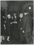 2001-1185 Ontvangst van de deelnemers aan het CIOS-congres in het stadhuis. Mevrouw Gilbreth geeft de heer G. van der ...