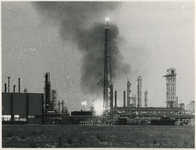 XV-43-24-02 Brand in de azijnzuurfabriek van de chemische fabriek Konam aan de Merwedeweg.