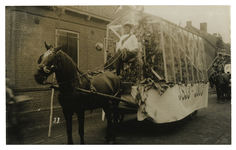 XXXI-533-02-13 Een praalwagen in Pernis tijdens de viering van het Eeuwfeest van het herstel van de Nederlandse ...