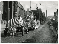XXXIII-1061 Met bloemen versierde praalwagens rijden op de Coolsingel tijdens de Bloemencorso.
