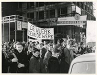 XXXIII-1083-01 Een demonstratie van middelbare scholieren op de Coolsingel voor een lang vrij weekend, zoals ook In Den ...