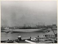 XXXIII-1165-04-9 Overzicht van het nieuwe vlaggeschip van de Holland Amerika-Lijn (HAL) De Rotterdam die van stapel is ...