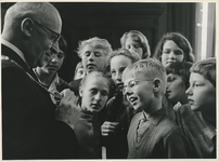 XXXIII-1435-01-1 Bezoek van Papendrechtse schoolkinderen aan Rotterdam. Ontvangst op het stadhuis door burgemeester ...