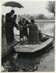XXXIII-1499-01-1 Wethouder mevrouw J. Zeelenberg wordt overgezet per bootje om de opening te verrichten van de eerste ...