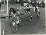 XXXIII-1691 Tijdens de Ronde van Oud-Mathenesse. Een wielerwedstrijd voor amateurs.
