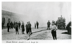XXXIII-241-b Het blussen van een brand in de kistenfabriek /stoomhoutzagerij van Arnold van de Bergh aan de Nassauhaven.