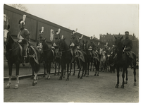 XXXIII-273-10 Soldaten te paard tijdens de viering van het Eeuwfeest van het herstel van de Nederlandse onafhankelijkheid.