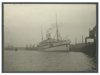 XXXIII-293-1 Een Rode Kruisschip in de Rijnhaven in afwachting van de Eerste Wereldoorlog.