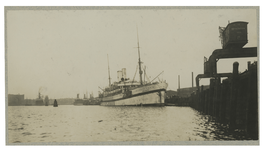 XXXIII-293 Een Rode Kruisschip in de Rijnhaven in afwachting van de Eerste Wereldoorlog.