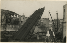 XXXIII-309-01 De spoorbrug De Hef in de Koningshaven na de aanvaring door het Duitse schip Kandelfels .