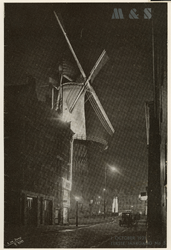 XXXIII-345-19 De verlichte molen De Noord aan het Oostplein tijdens de Lichtweek in Rotterdam.