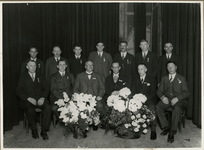 XXXIII-353-01 Een groepsfoto tijdens het vijfendertigjarig jubileum van de EHBO op de Linker Maasoever met (van links ...